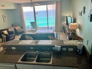 TV - Beachview Condo with full kitchen, shared pool and beach access (Panama City Beach)