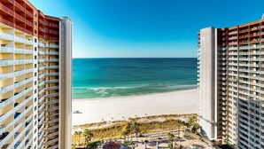 Ein Hochhaus-Hotel mit Blick auf den Strand, ausgestattet mit mehreren Balkonen und freiem Meerblick.
