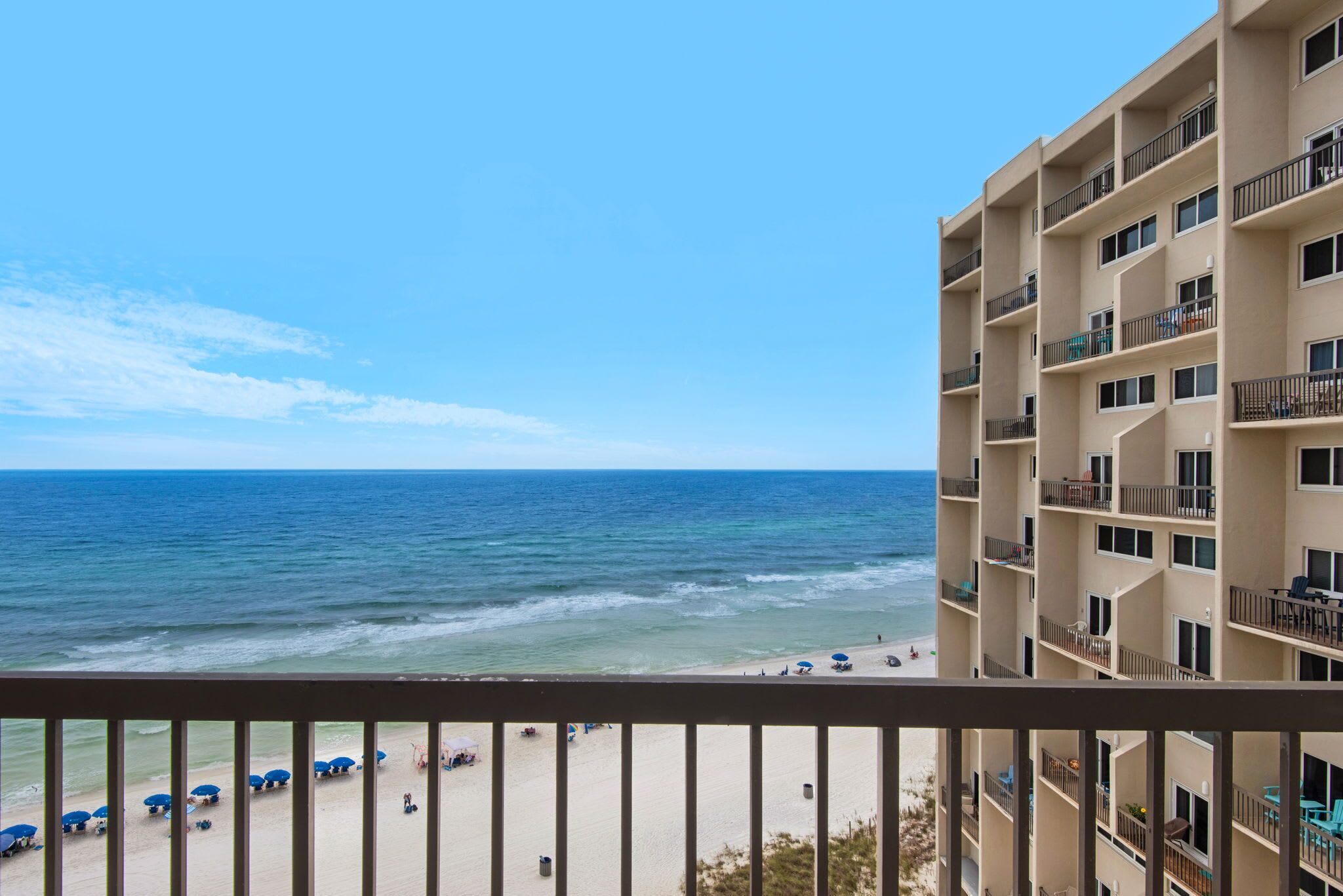 Ein Hotel direkt am Strand, mit Balkonen mit Blick aufs Meer.