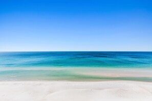Beach nearby - Lovely condo on Gulf with beach, pools, hot tub, & balcony (Panama City Beach)