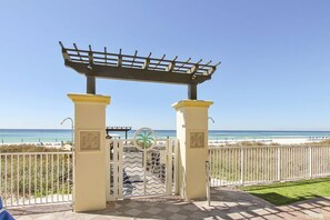 Property grounds - Lovely condo on Gulf with beach, pools, hot tub, & balcony (Panama City Beach)