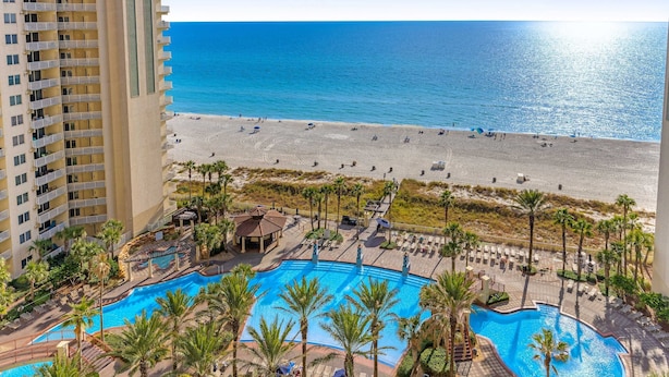 Un resort con piscina, playa y vista al océano.