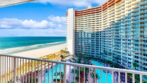 Un hotel de gran altura con piscina y vistas a la playa.