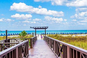 On the beach - Luxury Gulf-view condo with Pool, Hot tub & Gym access (Panama City Beach)