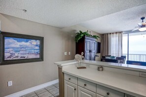 Interior - 7th-floor Gulf-front beach-view condo with balcony, on-site pools, hot tub, gym (Panama City Beach)