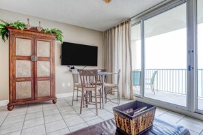Interior - 7th-floor Gulf-front beach-view condo with balcony, on-site pools, hot tub, gym (Panama City Beach)