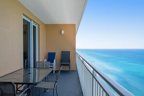 Outdoor dining - Kid-friendly beachfront condo with seasonal beach service, pools & hot tub (Panama City Beach)