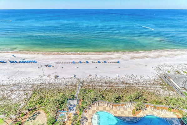 On the beach - Waterfront condo with pool, hot tub, private balcony and oceanfront views (Panama City Beach)