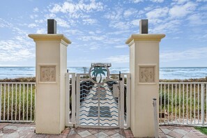 Property grounds - Ocean-view studio with well-equipped kitchen, Washer/Dryer, pool, hot tub, & gym (Panama City Beach)