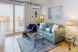 TV, offices - Ocean-view studio with well-equipped kitchen, Washer/Dryer, pool, hot tub, & gym (Panama City Beach)