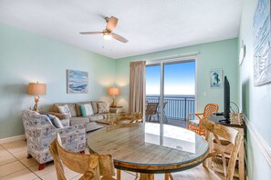 Interior - Dazzling ocean-view condo with pool, gym, W/D & AC - central location (Panama City Beach)