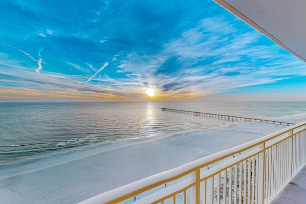 Property grounds - Zen Gulf-front condo with amazing views, pool, beach access, gym & game room (Panama City Beach)