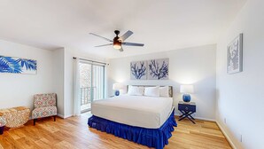 A bedroom with a large bed, a ceiling fan, and a view of the outdoors. - Updated townhome with grassy yard, grill, open layout, W&D, & AC (Perdido Key)