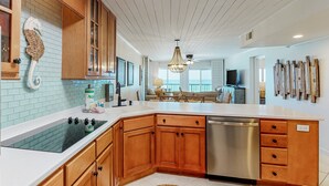 Una cocina moderna con armarios de madera, lavavajillas integrado y una isla grande.