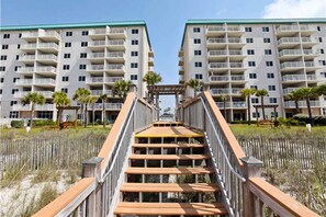 Exterior - Gorgeous Oceanfront condo with washer/dryer, Gulf-front balcony & pool/hot tub (Perdido Key)