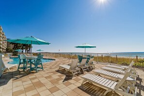 Outdoor dining - Gorgeous Oceanfront condo with washer/dryer, Gulf-front balcony & pool/hot tub (Perdido Key)