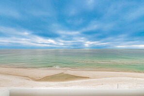 På stranden