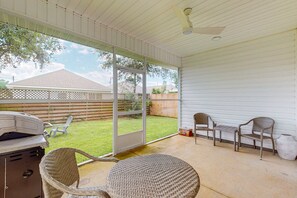 Outdoor dining - Spacious private home with private yard, close to beaches (Perdido Key)