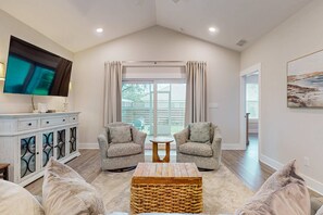TV, offices - Spacious private home with private yard, close to beaches (Perdido Key)