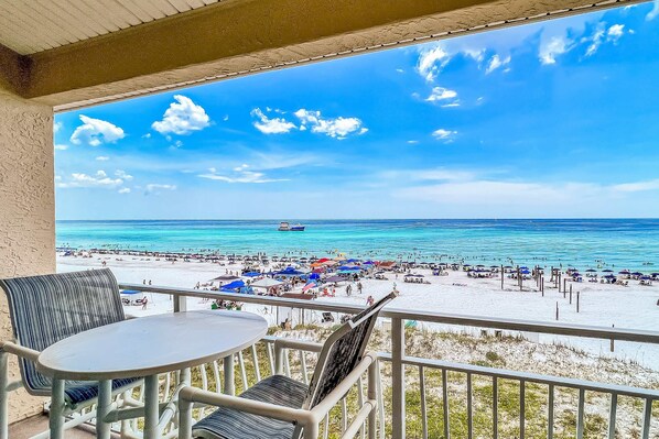 Property grounds - Stunning third-floor condo with balcony, washer&dryer & pool (Destin)