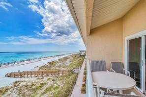 Outdoor dining - Stunning third-floor condo with balcony, washer&dryer & pool (Destin)