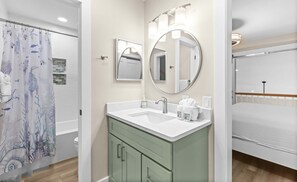 Shower, hair dryer, towels - Wonderful Gulf-front condo with pool & beach boardwalk in the heart of Destin (Destin)