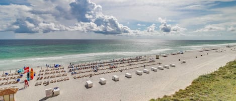 På stranden
