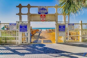Property grounds - Gulf-front condo with balcony, W/D, direct beach access, pools, hot tub & gym (Panama City Beach)