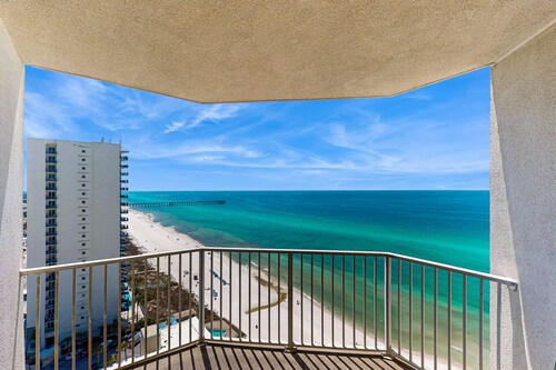 High-rise condo at beachfront resort w/ pools, hot tubs & arcade
