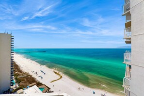 On the beach - High-rise condo at beachfront resort w/ pools, hot tubs & arcade (Panama City Beach)