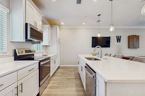 Fridge, microwave, oven, stovetop - Gorgeous townhouse, plenty of space, lots of games, shared pool, close to beach (Perdido Key)