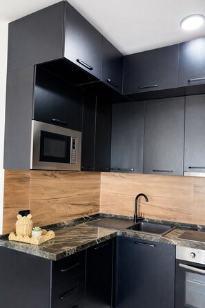 Kühlschrank, Mikrowelle, Ofen, Herdplatte