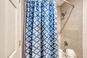 Shower, towels - Stunning 1st-floor condo with Gulf view, grill, pools & beach access (Destin)