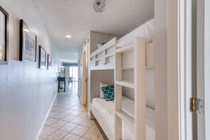 1 bedroom, iron/ironing board, WiFi, bed sheets - Stunning 1st-floor condo with Gulf view, grill, pools & beach access (Destin)