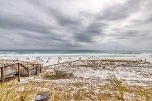 On the beach - Stunning 1st-floor condo with Gulf view, grill, pools & beach access (Destin)