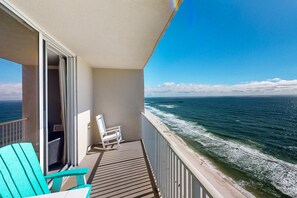 Property grounds - Beachfront Condo, gorgeous views, shared pool and beach access (Panama City Beach)