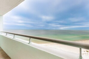 On the beach - Top-Floor, Gulf-Front Condo w/ Balcony, Beach Access & Shared Pools/Hot Tub/Gym (Perdido Key)