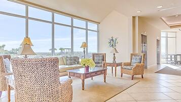 Televisión, reproductor de DVD y oficina