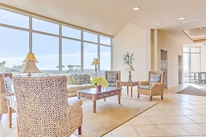 Televisión, reproductor de DVD y oficina 