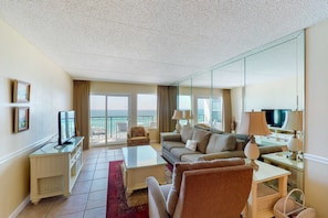 TV, DVD player, offices - Comfortable 6th-floor beachfront condo with ocean views - walkable locale (Fort Walton Beach)