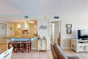 TV, DVD player, offices - Comfortable 6th-floor beachfront condo with ocean views - walkable locale (Fort Walton Beach)