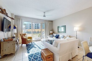 TV, DVD player, offices - Beachfront condo with 2 beach chairs included & pickleball - short walk to dining (Seacrest)