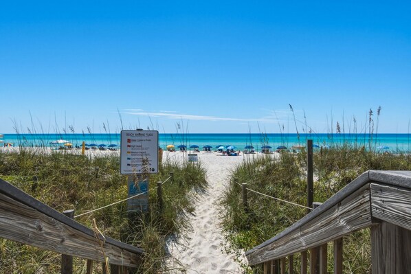 Beach - Attractive home with spacious balcony, pool view & pickleball - near beach (Santa Rosa Beach)