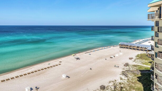 Ein Strandhotel mit Sandstrand, Pool und Meerblick.