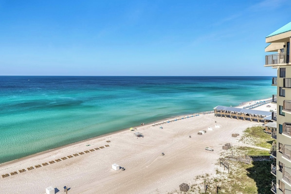 On the beach - Beachfront retreat with a balcony, great views, tennis, pools & gym (Panama City Beach)