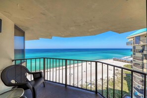 Property grounds - Beachfront retreat with a balcony, great views, tennis, pools & gym (Panama City Beach)