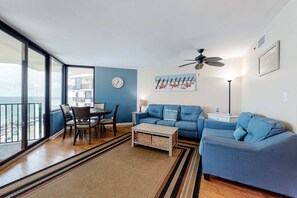 TV, DVD player, offices - Beachfront retreat with a balcony, great views, tennis, pools & gym (Panama City Beach)