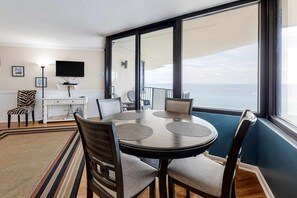 Dining - Beachfront retreat with a balcony, great views, tennis, pools & gym (Panama City Beach)