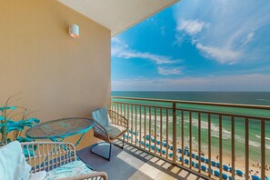 Property grounds - Newly renovated oceanfront condo w/ pool & hot tub, ocean view, fast WiFi (Panama City Beach)