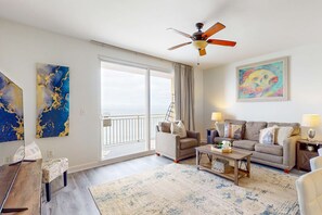 TV, video games, DVD player, offices - Newly renovated oceanfront condo w/ pool & hot tub, ocean view, fast WiFi (Panama City Beach)